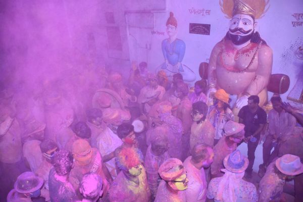 Shower of colors in Pushkarna Phagotsav, Lord Indra sprinkled light and there was a fight with the hubbub.