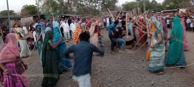 सांस्कृतिक विरासत का उत्सव: "सदियों पुरानी परंपरा में महिलाओं ने पुरुषों पर बरसाई लाठियां"