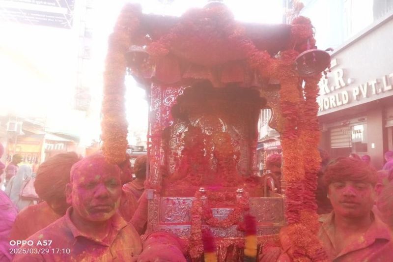 Charbhuja Nath went on a city tour, played Holi with devotees using gulal and flowers