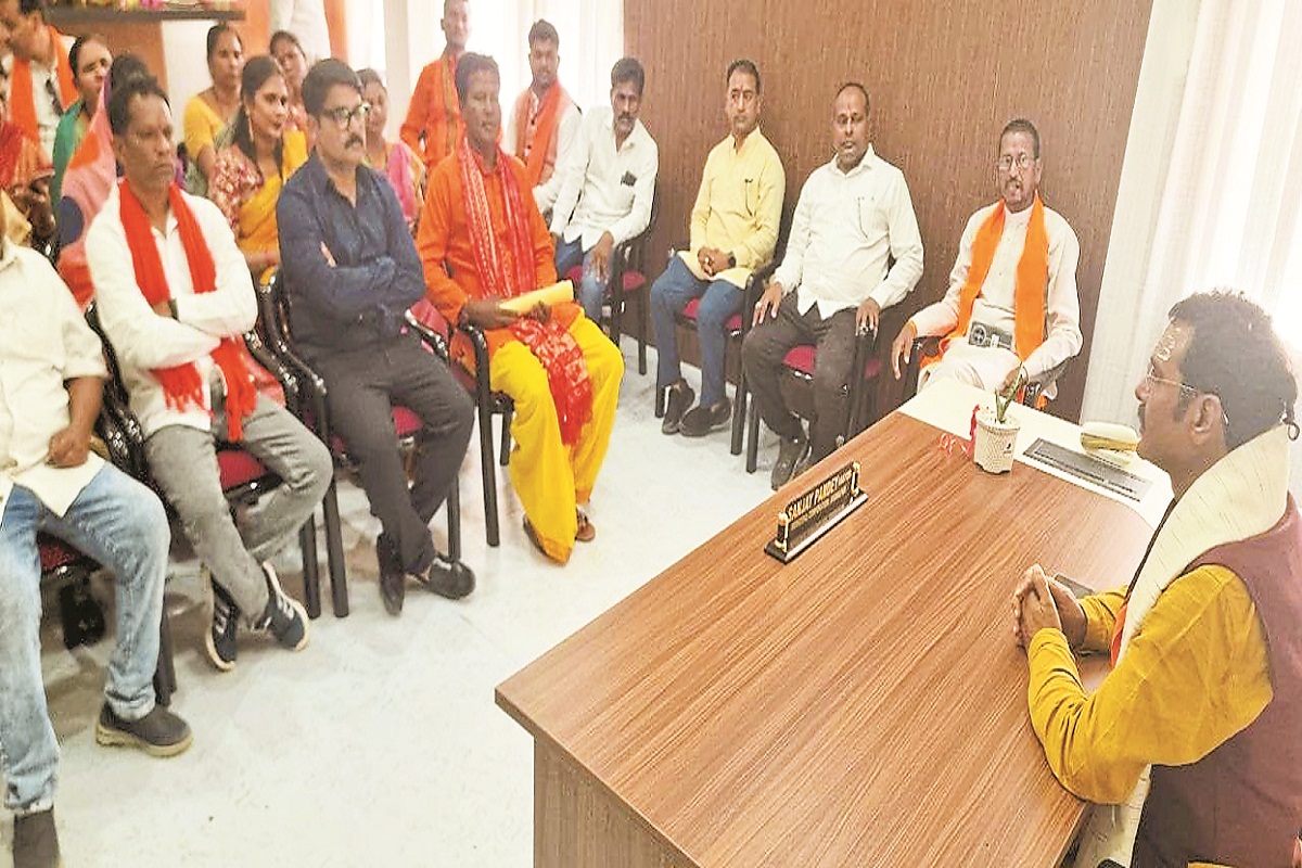 CG News: गौ पूजन के बाद निगम की चौखट पर माथा टेककर महापौर ने शुरू किया कार्यकाल, बोले- हर काम पर बारीकी से रखेंगे नजर