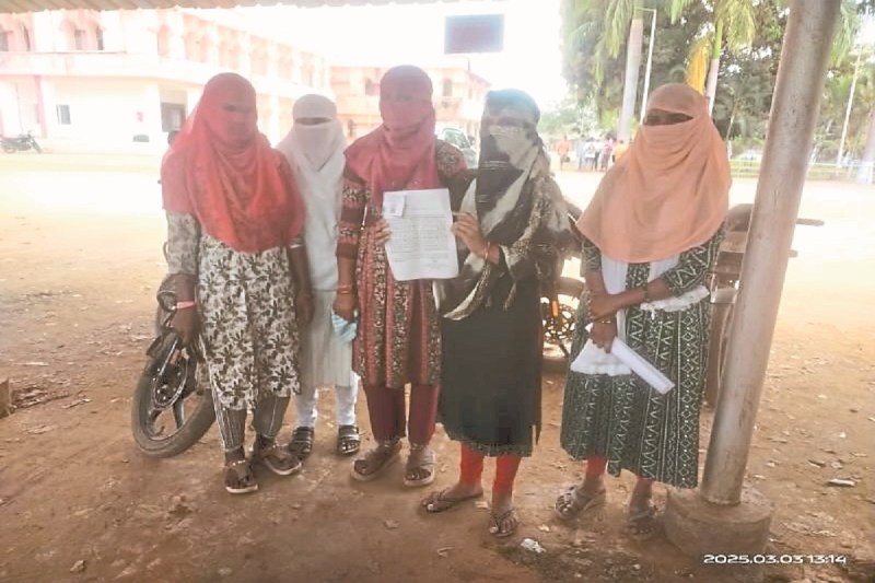 CG News: प्रभारी अधीक्षक के खिलाफ महिला कर्मचारियों ने लगाए बदसलूकी के आरोप, कलेक्टर से की हटाने की मांग