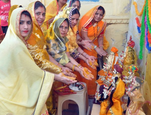 Gangaur Utsav: Gave water to Isar-Ganwar, sang songs of Gangaur