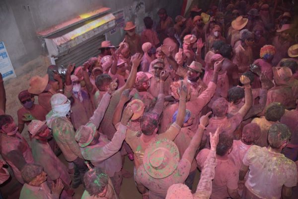 Shower of colors in Pushkarna Phagotsav, Lord Indra sprinkled light and there was a fight with the hubbub.