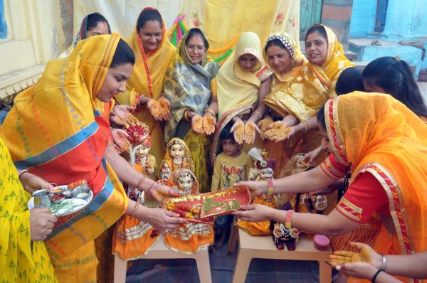 Gangaur Utsav: Gave water to Isar-Ganwar, sang songs of Gangaur