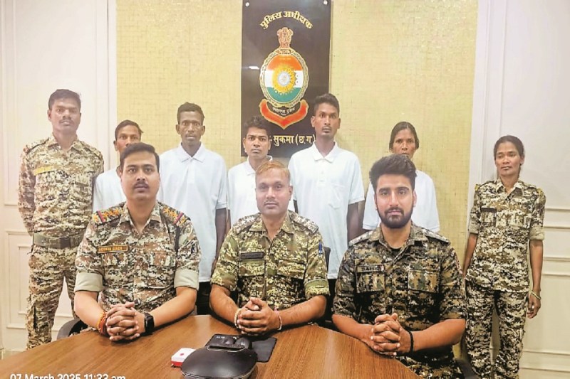 CG Naxalites Surrender: एक महिला समेत 5 नक्सलियों ने किया सरेंडर, 4 लाख रुपए का था इनाम