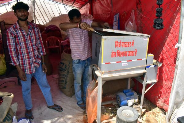 Such faith in the chilli fair of Nagaur, buyers coming from far away places, purity made its mark