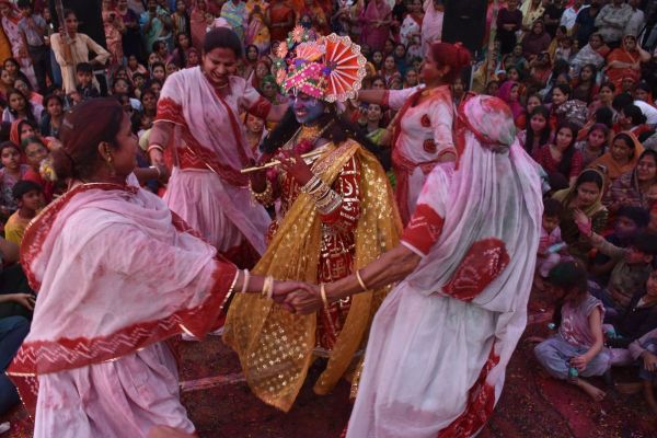 Amazing Fagotsav of Kinnar community with splash of colors