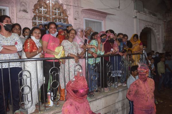 Shower of colors in Pushkarna Phagotsav, Lord Indra sprinkled light and there was a fight with the hubbub.