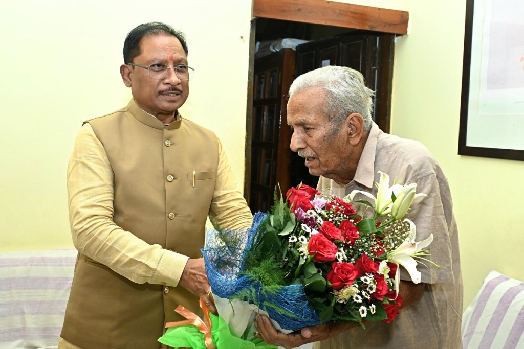 Gyanpeeth Award: ज्ञानपीठ सम्मान पाने वाले राज्य के पहले लेखक से मिले CM साय, दी बधाई, बचपन की स्मृतियां हुईं ताजा