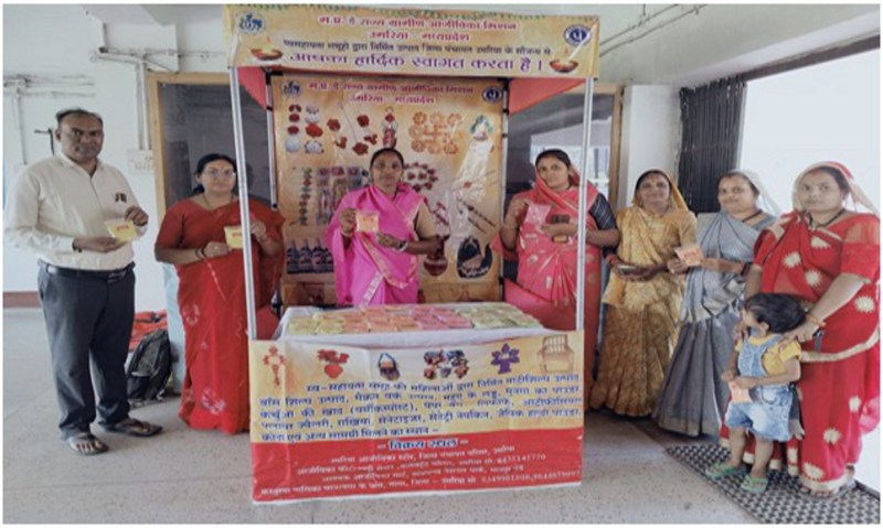 स्व सहायता समूह की महिलाएं मुदरिया में तैयार कर रहीं हर्बल गुलाल