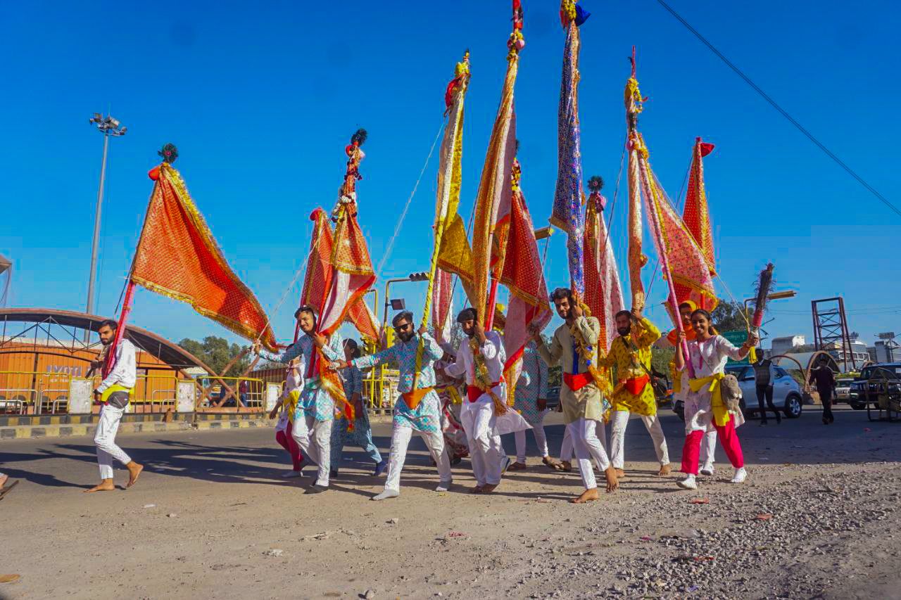 सीकर रोड से नंगे पांव गुजरते श्याम भक्तों के पांव में कंकर से लग रही चोट, देखें
तस्वीरें