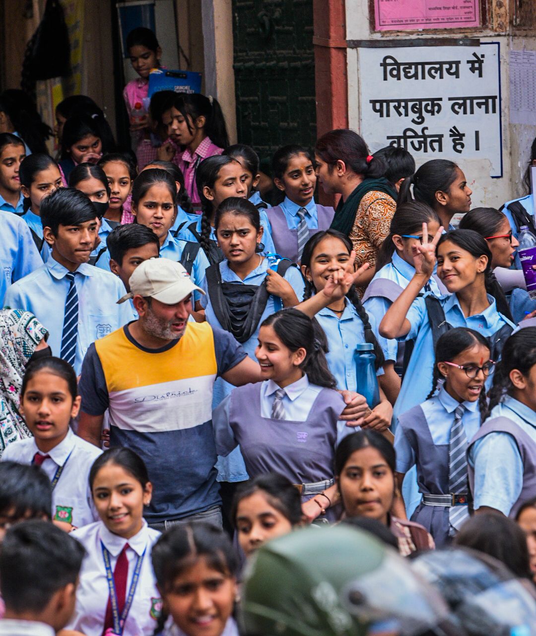 शुरू हुए 8वीं बोर्ड के एग्जाम, बच्चों में उत्साह, देखें तस्वीरें