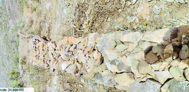 मनरेगा के तहत चल रहे कार्य में इस तरह से खुदाई होना बताया है