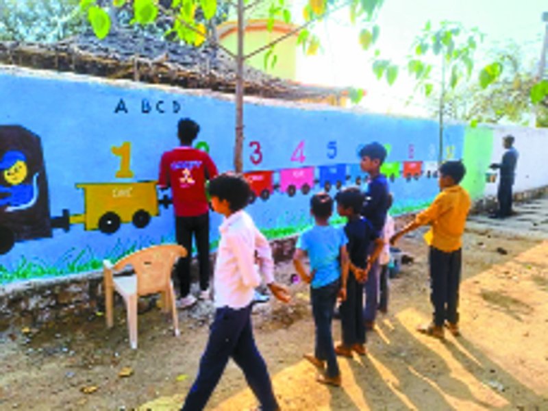 टीकमगढ़. गांव में दीवारों पर बच्चों के लिए लिखी गिनती और प्रार्थना।