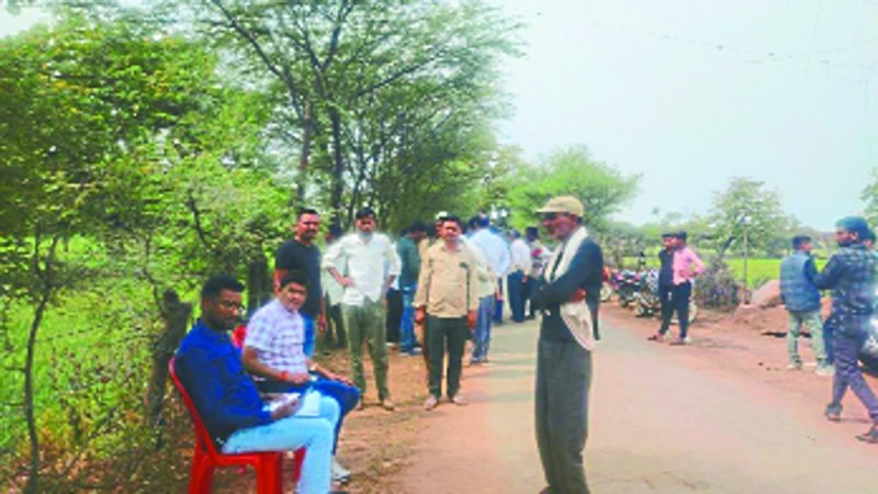 टीकमगढ़. शिकायत पर बहादुरपुर में जांच करते अधिकारी। (फाइल फोटो)