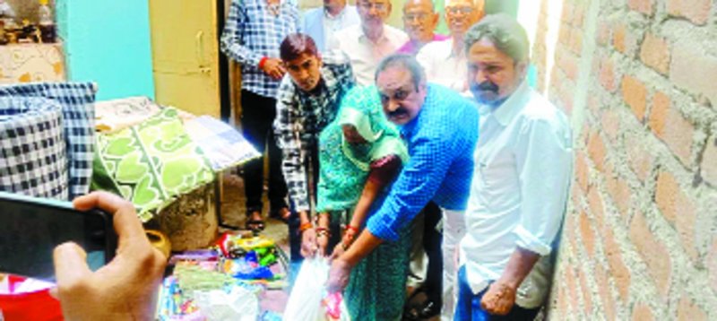 टीकमगढ़. जरूरतमंद के घर शादी का सामान पहुंचाते समिति के सदस्य।