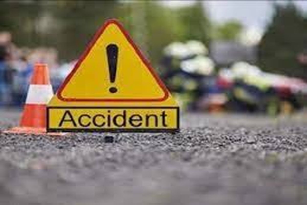 CG Accident News: यात्रियों से भरी बस डिवाइडर पर चढ़ी, बाल बाल बचे यात्री..