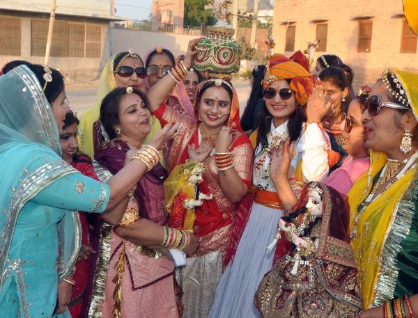 Gangaur Utsav: Gave water to Isar-Ganwar, sang songs of Gangaur