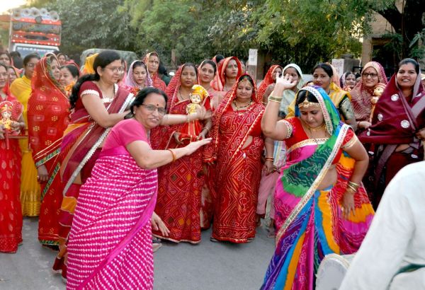 Gangaur Utsav: Gave water to Isar-Ganwar, sang songs of Gangaur