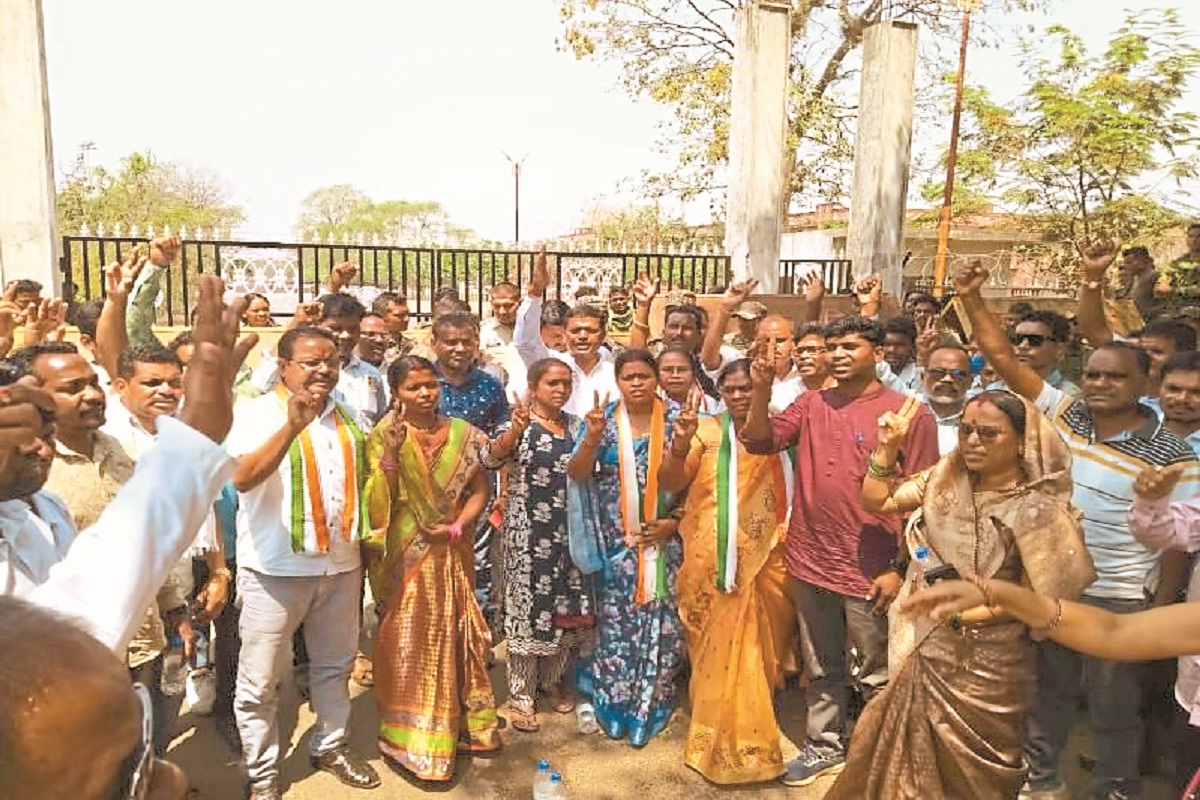 CG News: चुनाव की तारीख बढ़ने से कांग्रेस व सीपीआई ने किया विरोध प्रदर्शन, शासन-प्रशासन के खिलाफ जमकर की नारेबाजी