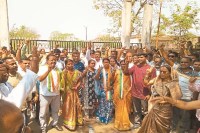 CG News: चुनाव की तारीख बढ़ने से कांग्रेस व सीपीआई ने किया विरोध प्रदर्शन, शासन-प्रशासन के खिलाफ जमकर की नारेबाजी