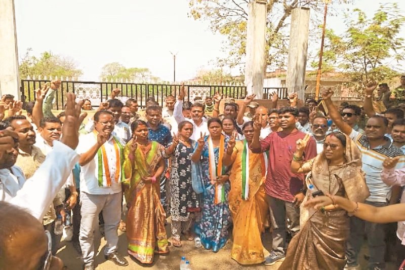 CG News: चुनाव की तारीख बढ़ने से कांग्रेस व सीपीआई ने किया विरोध प्रदर्शन, शासन-प्रशासन के खिलाफ जमकर की नारेबाजी