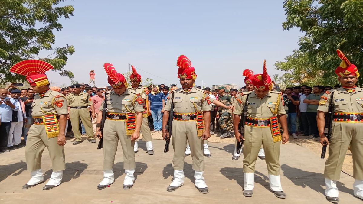 बीएसएफ जवान की मृत्यु, पैतृक गांव में सैन्य सम्मान के साथ अंतिम संस्कार