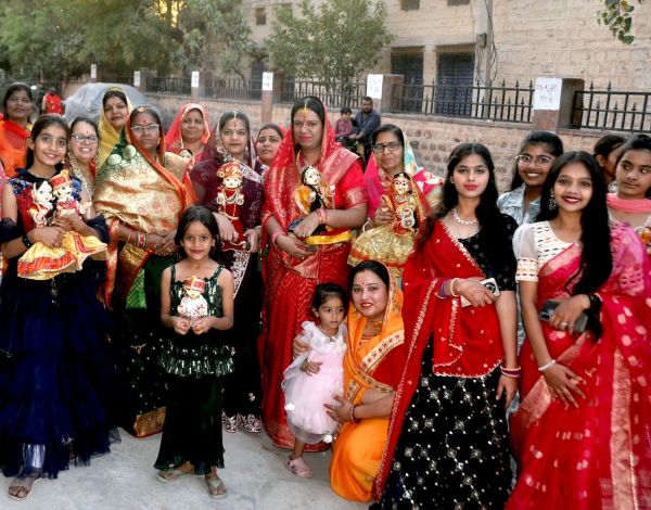 Gangaur Utsav: Gave water to Isar-Ganwar, sang songs of Gangaur