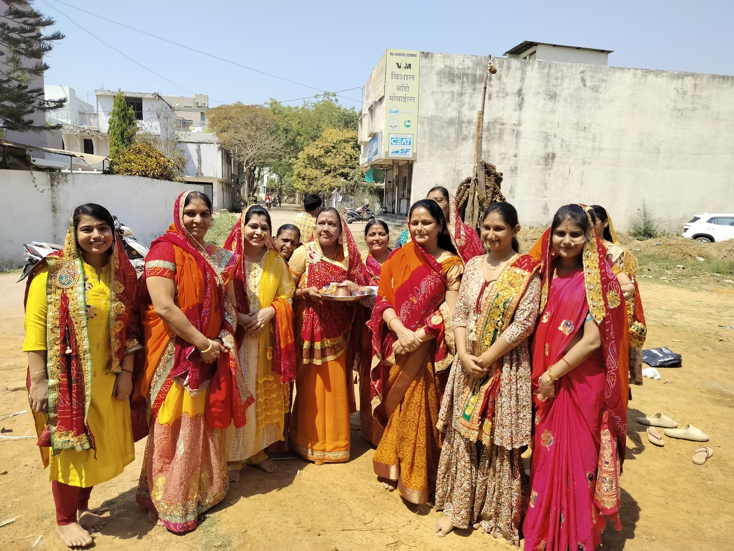 जगह-जगह जली होली, आज उड़ेगा रंग गुलाल