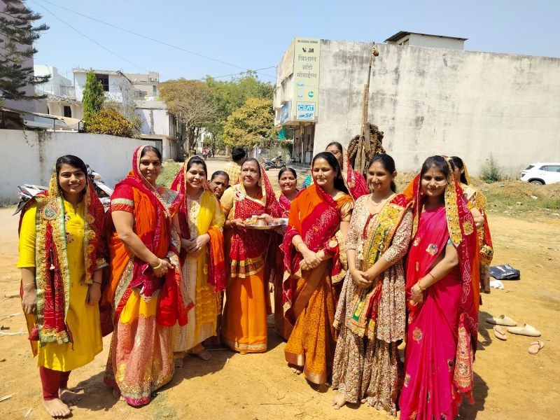 बाजार रहा गुलजार, रंग-गुलाल पिचकारियों की हुई खरीदारी