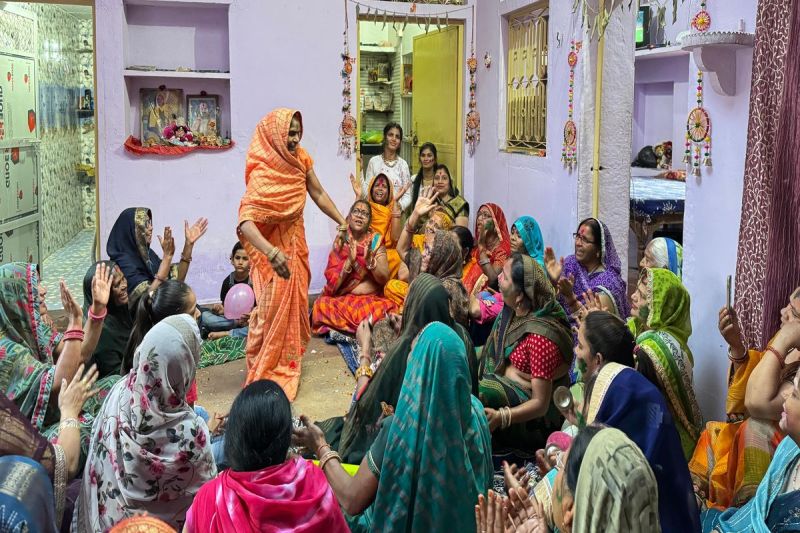 अबीर गुलाल के साथ फाग गायन की घुली मिठास, महिलाओं ने उठाया आनंद The sweetness of Faag singing mixed with Abir Gulal, women enjoyed it