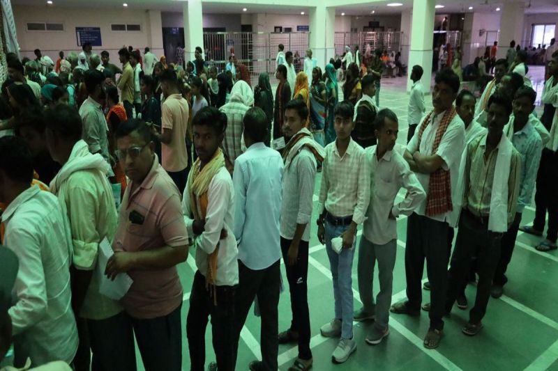 मौसम के बदलते मिजाज...लोग हो रहे वायरल का शिकार Changing mood of the weather...people are falling prey to viral