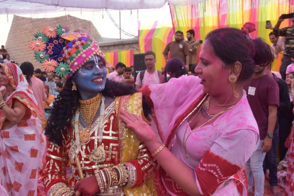 Amazing Fagotsav of Kinnar community with splash of colors