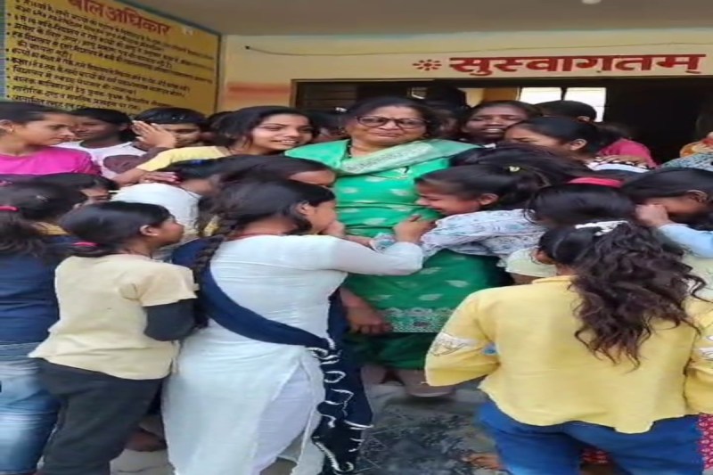 शिक्षिका की विद्यालय में पुनः वापसी पर बच्चों का भावनात्मक स्वागत: शिक्षा जगत में मिसाल बनीं यशोधरा यादव