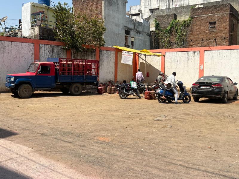 Gas cylinders are being distributed from the middle of the city, fear of accident remains