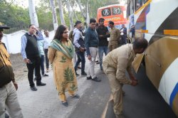 बिना परमिट, फिटनेस के यात्रियों को लेकर सड़कों पर दौड़ रहीं कंडम बसें - image