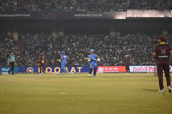 IML 2025 Final: सचिन तेंदुलकर ने उठाई ट्रॉफी, झूम उठे 50 हजार से ज्यादा दर्शक... देखें जीत की खूबसूरत तस्वीरें