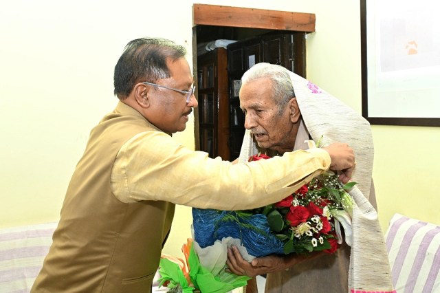 Gyanpeeth Award: ज्ञानपीठ सम्मान पाने वाले राज्य के पहले लेखक से मिले CM साय, दी बधाई, बचपन की स्मृतियां हुईं ताजा