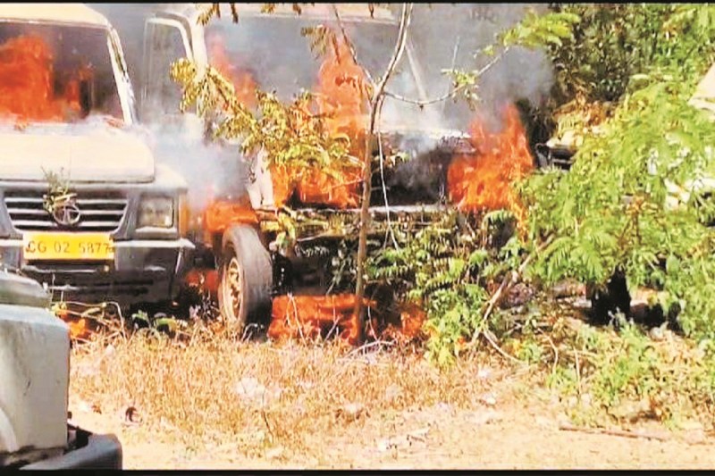 CG News: खड़ी एम्बुलेंस में लगी भीषण आग, 2 वाहन जलकर खाक, मचा हड़कंप