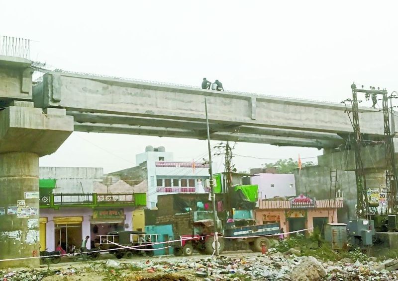 झालावाड़ रोड रेलवे फाटक 38 पर आरओबी का निर्माण कार्य धीरे-धीरे आगे बढ़ रहा है। पिछले साल जुलाई माह में बारिश से पहले गर्डर बिछाने का काम पूरा कर लिया गया था। उसके बाद ब्रिज पर संरक्षा दीवार बनाने का काम शुरू किया गया।