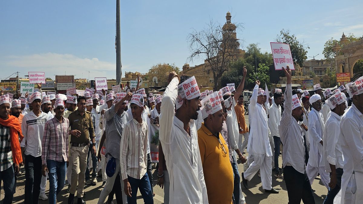 पेड़ों को बचाने के लिए मजबूत कानून की मांग को लेकर निकाला जुलूस, सौंपा ज्ञापन