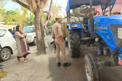 Gonda: डीएम का अवैध खनन पर कड़ा एक्शन, सुबह तड़के खुद संभाली कमान, कई
ट्रैक्टर-ट्रॉलियों के साथ बालू भंडारण जब्त - image