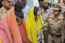 Meerut Murder: सौरभ हत्याकांड में नया खुलासा, पति के सिर को काटकर कहां ले गई
हत्यारिन पत्नी? पढ़ें सनसनीखेज वारदात का नया अपडेट - image