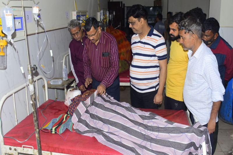 अनियंत्रित होकर बस पलटी, 1 यात्री की मौत The bus overturned after going out of control, 1 passenger died