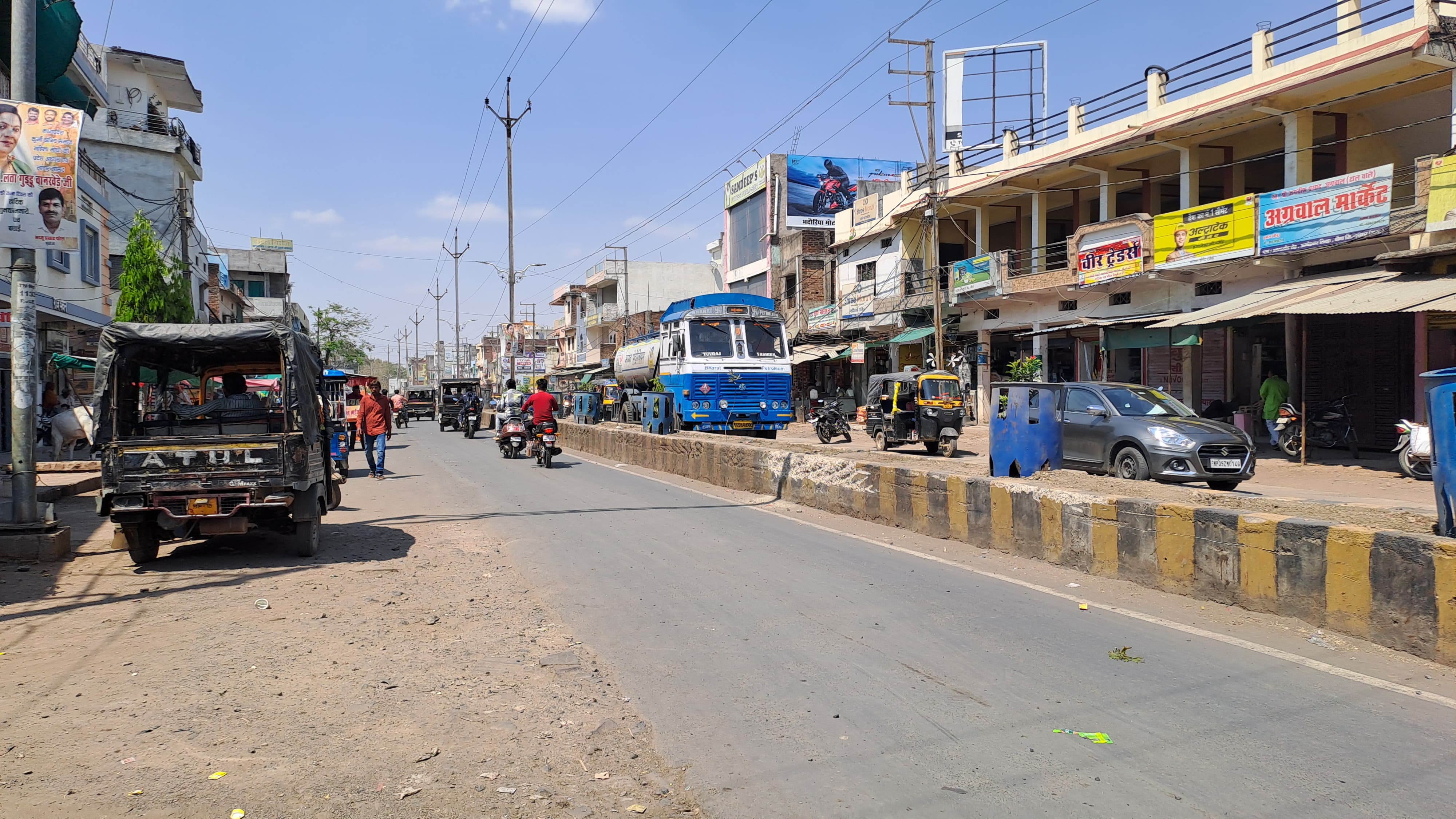 आगासौद रोड चौड़ा हुआ, लेकिन अस्थायी अतिक्रमण से हुआ संकरा, डिवाइडर से टकरा रहे
वाहन