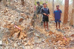 CG News: IED लगाने घूम रहे 2 मिलिशिया सदस्य धराए, 5 किलो का बम, डेटोनेटर और
नक्सली साहित्य बरामद - image