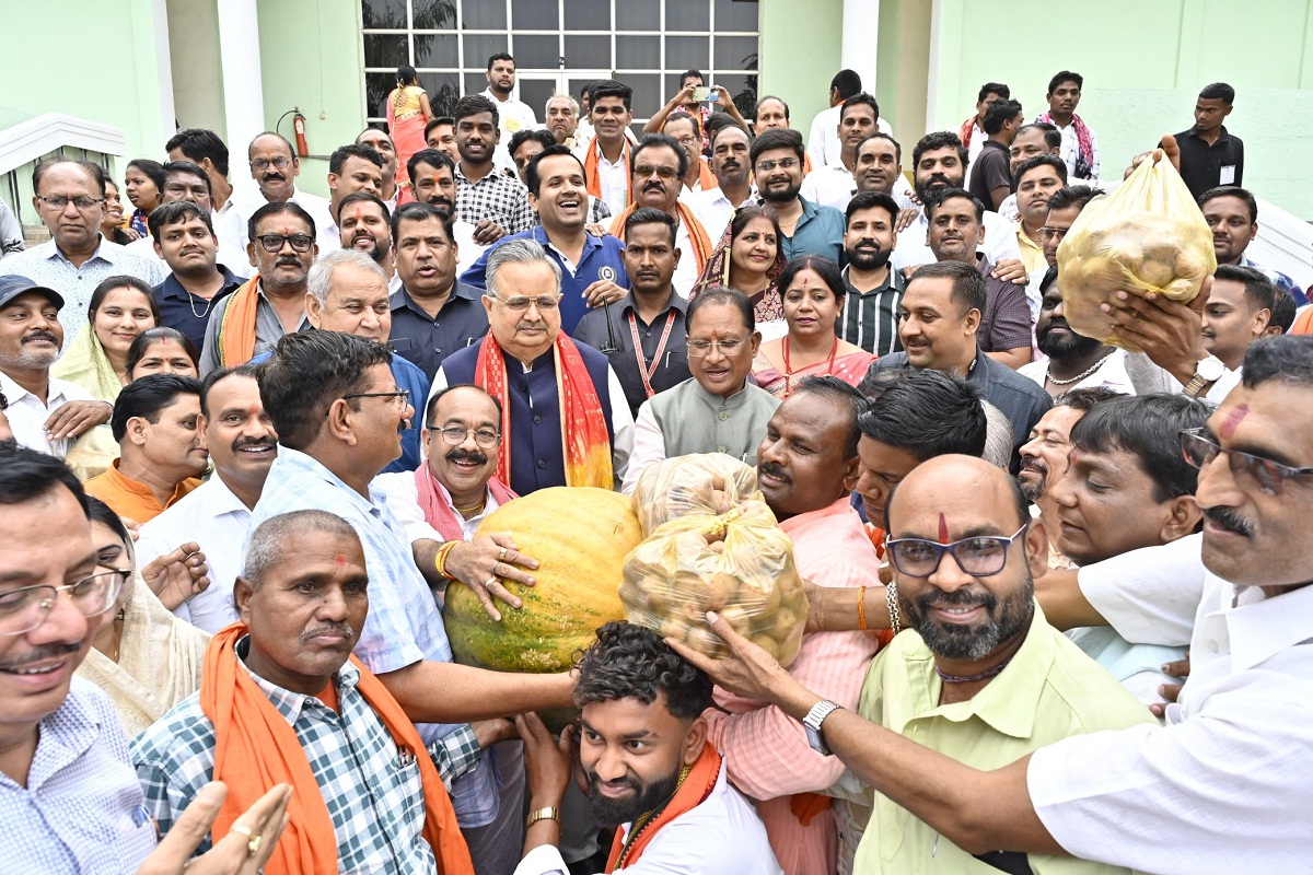 CG News: किसानों ने CM साय को भेंट किया 40 किलो का विशाल मखना, देखें तस्वीरें