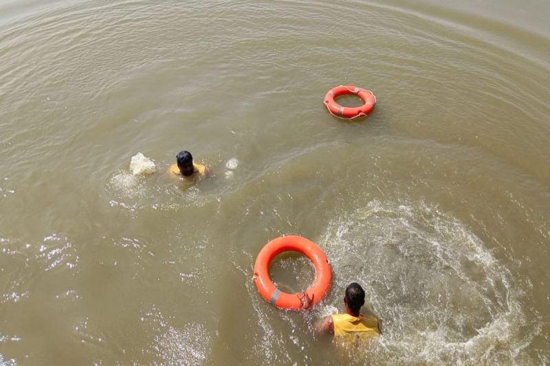 पैर फिसलने से युवक की तालाब में डूबने से मौत A young man died after drowning in a pond due to slipping of his feet