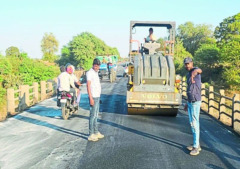 सार्वजनिक निर्माण विभाग खंड छबड़ा के अधिकारियों ने शनिवार रात्रि को ही पुलिया पर सडक़ पर डामर की परत बिछा दी।