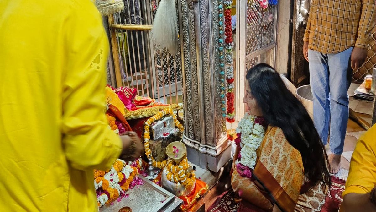 Watch Video: बाबा रामदेव के दर पर पहुंचीं प्रसिद्ध गायिका अनुराधा पौडवाल